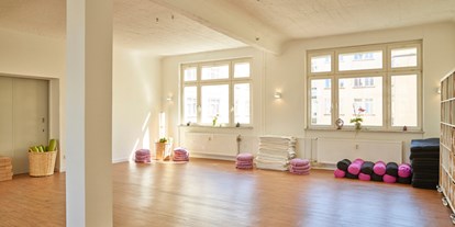 Yogakurs - Ambiente: Gemütlich - Hessen - Unser großer lichtdurchfluteter Yogaraum - Samana Yoga - Rebalancing Life! in Offenbach