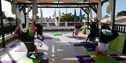 Yogakurs - Erreichbarkeit: sehr gute Anbindung - Playa del Ingles - Aerial Yoga auf der Dachterrasse - Pranapure Yoga Maspalomas