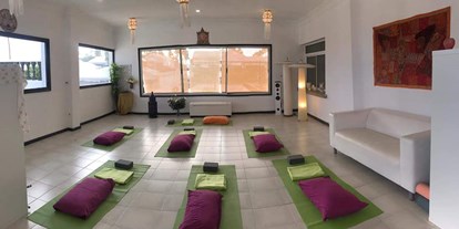 Yogakurs - vorhandenes Yogazubehör: Sitz- / Meditationskissen - Playa del Ingles - Indoor Yoga-Raum - Pranapure Yoga Maspalomas