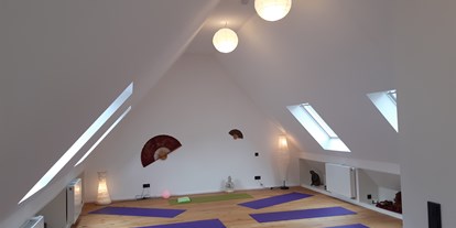 Yogakurs - vorhandenes Yogazubehör: Yogagurte - Ober-Olm - WILLKOMMEN BEI ASAna Yoga Studio - 55129 Mainz Hechstheim - ASana Yoga Mainz