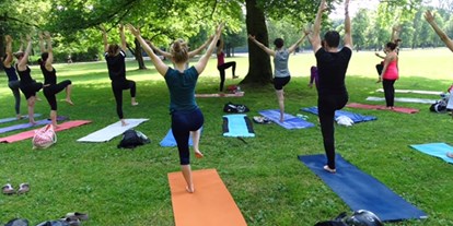 Yogakurs - vorhandenes Yogazubehör: Meditationshocker - Deutschland - Katja Bienzeisler