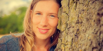 Yogakurs - Ambiente: Gemütlich - Ostbayern - Hallo, ich bin Natalie und unterrichte seit 2014 Yoga aus voller Leidenschaft hauptberuflich. Ich freue mich auf deinen Besuch im Studio oder einer Yoga Auszeit :-) - Natalie Merl - Yoga & Körpertherapie 