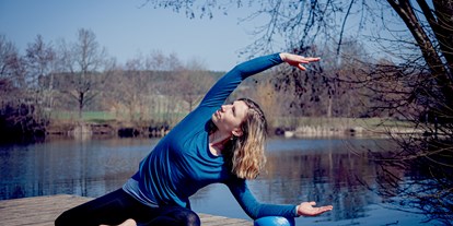Yogakurs - vorhandenes Yogazubehör: Sitz- / Meditationskissen - Ostbayern - Natalie Merl, Schwetzendorfer Weiher  - Natalie Merl - Yoga & Körpertherapie 