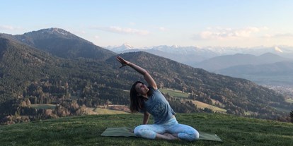 Yogakurs - Ausstattung: Yogabücher - Bad Tölz - bewegte Meditation  - Michaela Schötz - Isaryogis