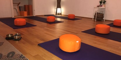Yogakurs - Kurse für bestimmte Zielgruppen: Kurse für Schwangere (Pränatal) - Oberbayern -  gemütlicher Kursraum in Bad Tölz  - Michaela Schötz - Isaryogis