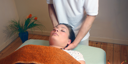 Yogakurs - Yogastil: Thai Yoga Massage - PaAtMa®YogaMassage, Kopfbehandlung auf der Liege. - PaAtMa®YogaMassage