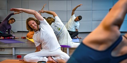 Yogakurs - vorhandenes Yogazubehör: Yogagurte - Erftstadt - Hatha Yoga Klasse - Torsten Acht - Schmerzhilfe & Yoga