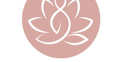 Yogakurs - Kurse für bestimmte Zielgruppen: Kurse für Schwangere (Pränatal) - Oberbayern - Logo Mami & Me - Studio Yoga Woman - Yoga und Pilates für Frauen, Schwangere und Mamis