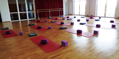 Yogakurs - geeignet für: Dickere Menschen - Ostsee - Der 126m² große lichtdurchflutete Yogasaal. - flow move das Studio für Bewegung Anja Rolff