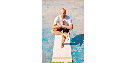 Yogakurs - vorhandenes Yogazubehör: Yogablöcke - Sachsen - Holm Hänsel ist der Inhaber von YOGA MACHT STARK - YOGA MACHT STARK