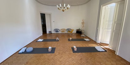 Yogakurs - Erreichbarkeit: sehr gute Anbindung - Sachsen - Blicke ins Yoga-Studio in seinem Gründerzeitstil - YOGA MACHT STARK