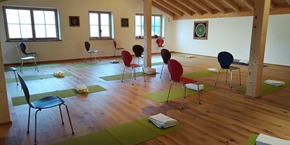 Yogakurs - vorhandenes Yogazubehör: Stühle - Saulgrub - Agnes Schöttl Yogaleben