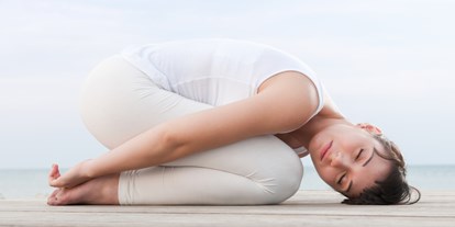 Yogakurs - Mommenheim - YIN YOGA
Yin-Yoga ist ein ruhiger Yogastil, die perfekte Ergänzung zu anderen aktiven und kraftvollen Yogaarten.
Hier steht der passive Part des Loslassens im Vordergrund. Durch das lange Verweilen in den Positionen werden die tiefen Schichten des Körpers, wie das Bindegewebe (Faszien), die Bänder, Sehnen und Gelenke aktiviert und die Lebensenergie (Prana) harmonisiert.
Blockaden, Verspannungen, Schmerzen und Verkürzungen am Bindegewebe, an Bändern und an Gelenken können sich lösen.
Die sanften Übungen des Yin-Yoga eignen sich sowohl für Yogaeinsteiger als auch für Fortgeschrittene, die den ruhigen Yogastil bevorzugen.
Wirkung:  harmonisierend - mobilisierend - regenerierend - stressreduzierend - yoga elements - Kurse & Personal Yoga