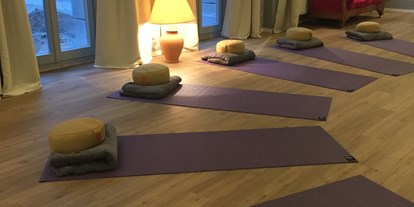 Yogakurs - Kurse für bestimmte Zielgruppen: Kurse nur für Frauen - Nürnberg - Yoga in Wohnzimmer Atmosphäre  - Param Yoga - Yoga in Fürth bei Nürnberg