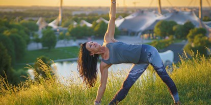 Yogakurs - Erreichbarkeit: sehr gute Anbindung - Oberbayern - Utthita Trikonasana - Renate Gezzele / Fünf Elemente Yogastudio