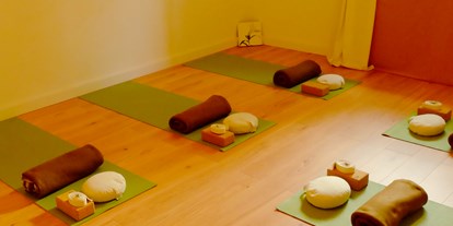Yogakurs - vorhandenes Yogazubehör: Stühle - Otzberg - Yoga-Studio Verena Becker