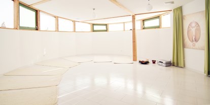 Yogakurs - Yogastil: Hatha Yoga - Karlskron - Unser einzigartiger ovaler Yogaraum (55 m²) mit nur 11 Teilnehmern pro Kurs sorgt für eine entspannte Atmosphäre! - Karin Kleindorfer - yogahaus-in-zuchering