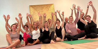Yogakurs - vorhandenes Yogazubehör: Sitz- / Meditationskissen - Karlsfeld - Viele tolle Aus- und Fortbildungen in Yoga mit Veronika findest du hier: https://www.mahashakti-yoga.de/workshops/ - Veronika's MahaShakti Yoga