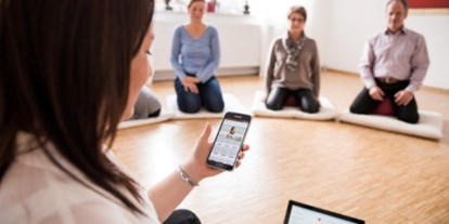 Yogakurs - vorhandenes Yogazubehör: Meditationshocker - Deutschland - AYAS Yogalehrausbildung - AYAS®Yoga Akademie