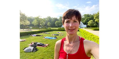 Yogakurs - geeignet für: Dickere Menschen - Mecklenburg-Vorpommern - Online live, die Alternative zum Präsenzunterricht 🙏 - YOGA MEER - Corinna Lange