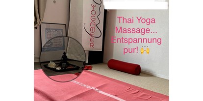 Yogakurs - Yogastil: Thai Yoga Massage - Ostseeküste - Thai Yoga Massage…
In bequemer Kleidung empfangen Sie die Massage. Sanfte Bewegungen, Berührungen dehnen und lockern den Körper.  - YOGA MEER - Corinna Lange