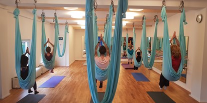 Yogakurs - Kurse für bestimmte Zielgruppen: Kurse für Schwangere (Pränatal) - Aachen - Aerial Yoga in Aachen - Together Yoga & Zumba Studio
