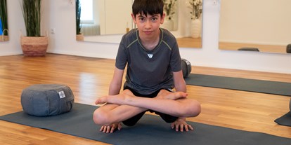 Yogakurs - vorhandenes Yogazubehör: Sitz- / Meditationskissen - Aachen - Teenager Yoga - Together Yoga & Zumba Studio