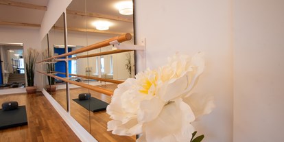 Yogakurs - vorhandenes Yogazubehör: Decken - Aachen - Kursraum - Together Yoga & Zumba Studio
