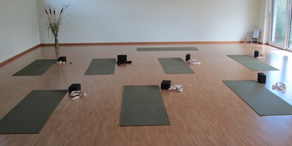 Yogakurs - vorhandenes Yogazubehör: Stühle - Elbeland - Kursraum - Ulrike Goepelt
