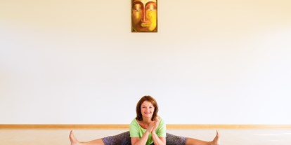 Yogakurs - Ausstattung: Yogashop - Leipzig - Ulrike Göpelt im Kursraum, freut sich auf Euch - Ulrike Goepelt