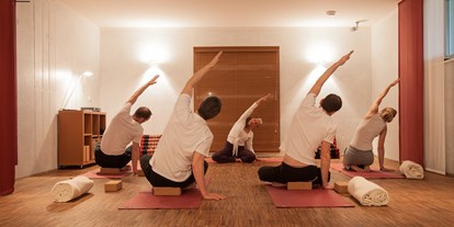 Yogakurs - Yogastil: Jivamukti - Oberbayern - Beim Einstimmen und Aufwärmen - Flankendehnung - Institut für Yoga und Tanztherapie