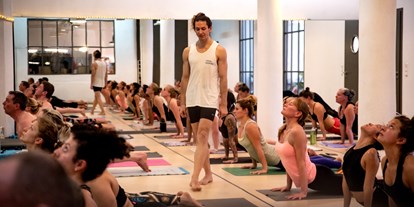 Yogakurs - Ausstattung: Dusche - Köln, Bonn, Eifel ... - Workshop mit Jared - Hot Yoga Köln - Yoga39°