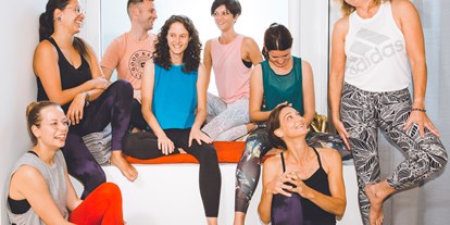 Yogakurs - vorhandenes Yogazubehör: Yogagurte - Binnenland - Das sind wir, das Team von La Casita de Yoga:
Marga, Eva, Delia, Eric, Sabrina, Josephine, Christine und Saskia - La Casita de Yoga
