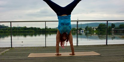 Yogakurs - vorhandenes Yogazubehör: Yogagurte - Wetter (Ruhr) - Handstand - Ich liebe Yoga