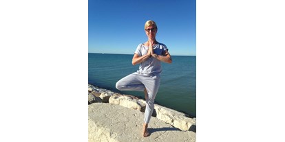 Yogakurs - vorhandenes Yogazubehör: Meditationshocker - Wuppertal Cronenberg - Yoga sanft, Faszienyoga, Yin Yoga, Vinyasa Yoga