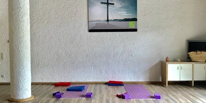 Yogakurs - vorhandenes Yogazubehör: Yogablöcke - Bodensee - Bregenzer Wald - Yogaraum - Bettina / Yoga imWalserhaus