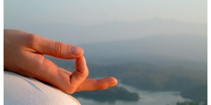 Yogakurs - vorhandenes Yogazubehör: Meditationshocker - Reddelich - Monika Oberüber / Shanti-Yogaschule