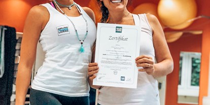 Yogakurs - Ausbildungssprache: Deutsch - So sieht eine glückliche Absolventin mit ihrem Zertifikat aus. Wir sagen Herzlichen Glückwunsch! - Online Trainer Lizenz - Ausbildung zum/r Yogalehrer/in