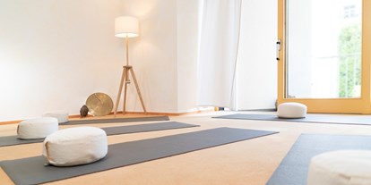 Yogakurs - vorhandenes Yogazubehör: Yogamatten - Bonn - kleiner Yogatreff Bonn