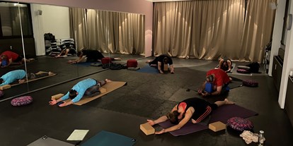 Yogakurs - Kurssprache: Englisch - Region Chiemsee - Deine Entspannung vom Alltag, mitmachen, loslegen und abschalten. Das ist Yogaflow  - Yogaflow Rosenheim