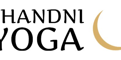 Yogakurs - Ambiente: Gemütlich - Region Schwaben - Logo - Sarah Chandni Andrä