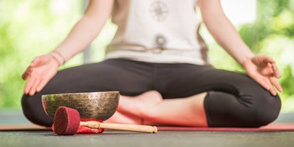 Yogakurs - Erreichbarkeit: sehr gute Anbindung - Region Schwaben - Klangschale zur Begleitung - Sarah Chandni Andrä