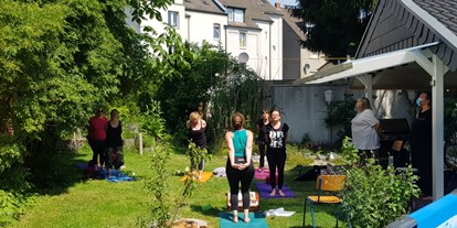 Yogakurs - Kurse für bestimmte Zielgruppen: Kurse für Senioren - Lünen - Bei schönem Wetter yogieren wir im Freien  - Yogazauber Lünen