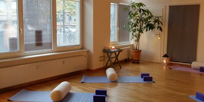 Yogakurs - vorhandenes Yogazubehör: Yogamatten - Heidelberg - Schöner Kursraum Yoga, Pilates & Entspannung Heidelberg - YOGA | PILATES |  ENTSPANNUNG - Gesundheitsweg in Heidelberg