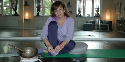 Yogakurs - spezielle Yogaangebote: Yogatherapie - Mainz Laubenheim - Andrea Schreiber - Yogalehrerin und Inhaberin von ASana YOGA MAINZ - ZEIT NUR FÜR DICH - Yoga-Privatstunde 1:1