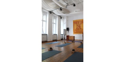 Yogakurs - Erreichbarkeit: gut mit dem Bus - Berlin-Stadt Friedenau - Subtle Strength Yoga