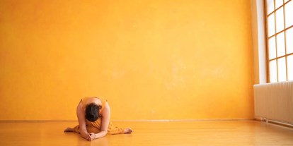 Yogakurs - Kurssprache: Deutsch - Minden (Minden-Lübbecke) - Yin Yogahaltung Schnürsenkel - Yoga Zentrum Minden: Mit vielseitig inspirierten Klassen, die sich nicht immer einem einzigen Stil zuordnen lassen, hole ich dir die Vielfalt des Yoga auf die Matte - Hatha, Restorative, Yin, Vinyasa!