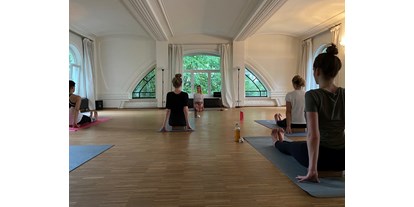 Yogakurs - Ambiente: Gemütlich - Hamburg-Stadt Grindel - Ich biete Yoga-Kurse zurzeit ausschließlich in geschlossenen Gruppen von maximal 10 Teilnehmer:innen an. - Yoga | Theresia Vinyasa Flow
