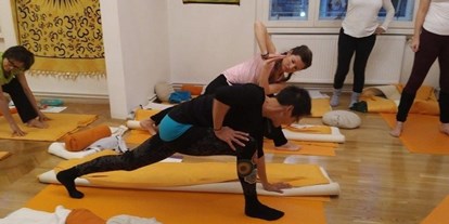 Yoga course - vorhandenes Yogazubehör: Yogagurte - Austria - Yoga-LehrerIn in der Praxis unter Supervision, Klagenfurt, Yoga-Schule Kärnten - Info-Abend Yoga-LehrerIn Ausbildung