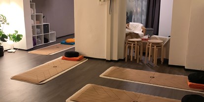 Yogakurs - vorhandenes Yogazubehör: Meditationshocker - Innviertel - Yoga und Atem